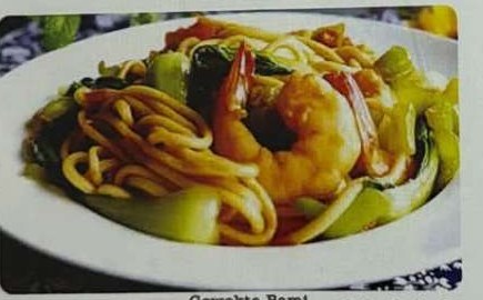 Gewokte bami met grote garnalen