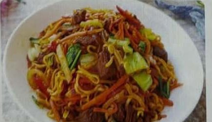 Gewokte bami met rundvlees